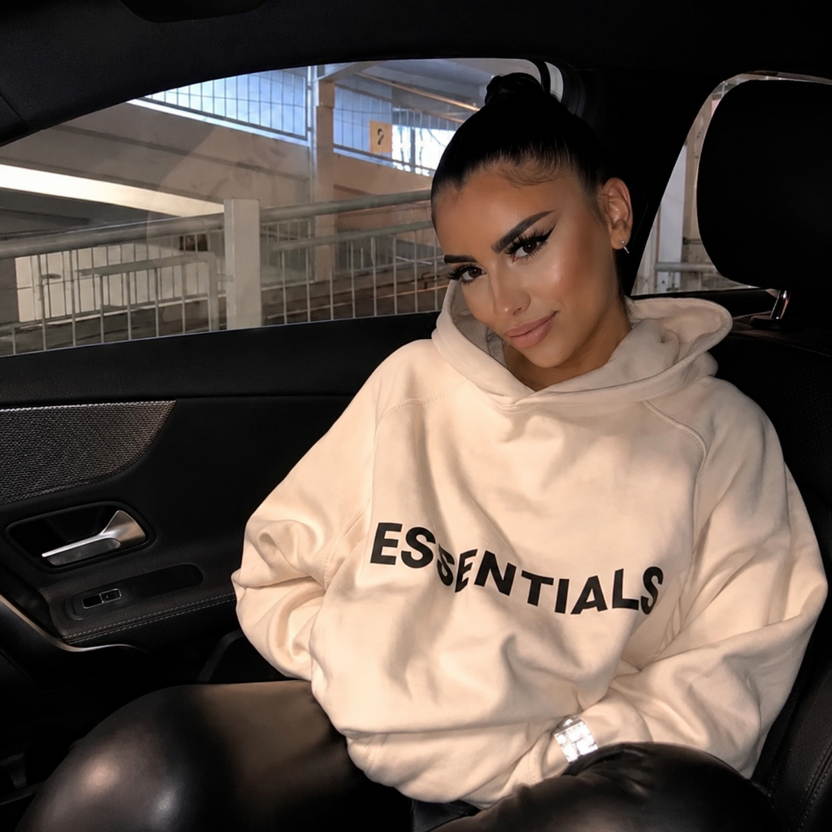 VIRAL HOODIE + FREE TRACKPANTS (TODAY ONLY)